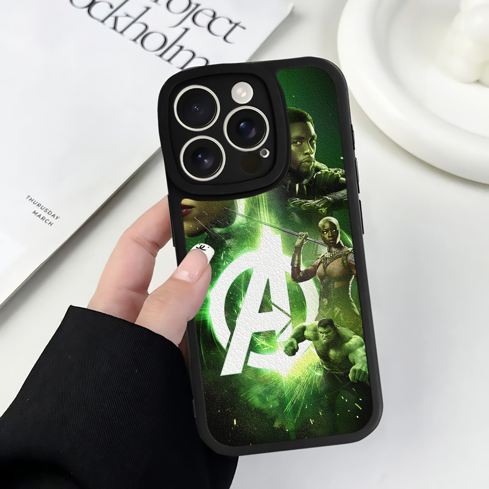 （画像用） アベンジャーズ The Avengers 【iPhone 16シリーズ対応】シリコンスマホケース（レザー調） 材質：シリコン